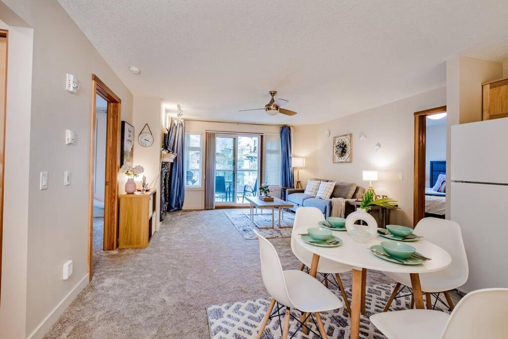 Lux 2Br/3Bd Suite/Mountain View! キャンモア エクステリア 写真