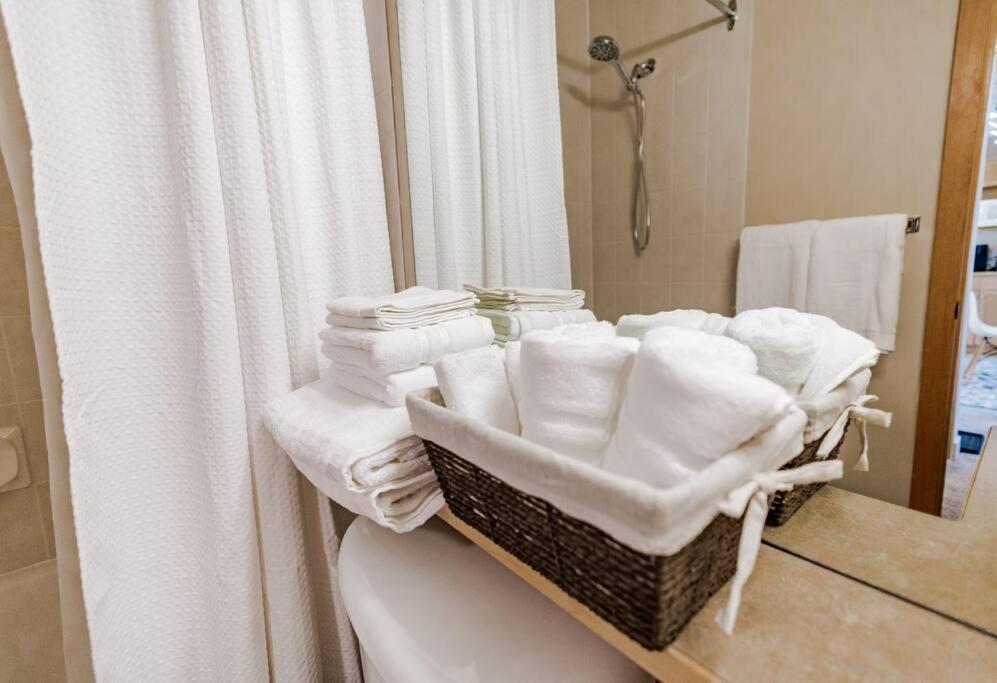 Lux 2Br/3Bd Suite/Mountain View! キャンモア エクステリア 写真