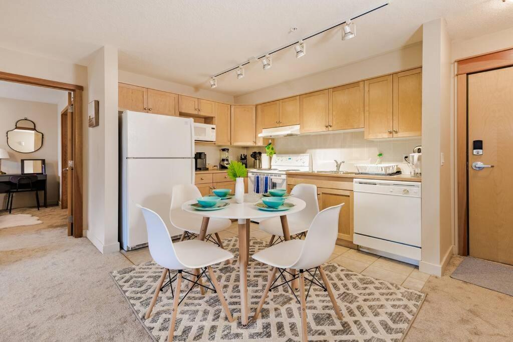 Lux 2Br/3Bd Suite/Mountain View! キャンモア エクステリア 写真