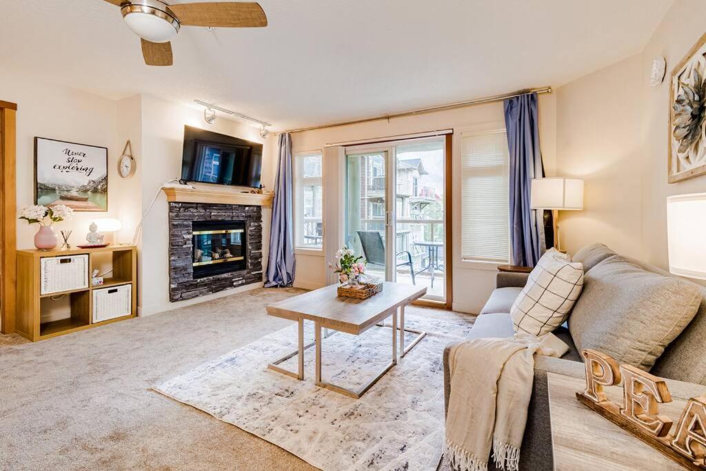 Lux 2Br/3Bd Suite/Mountain View! キャンモア エクステリア 写真